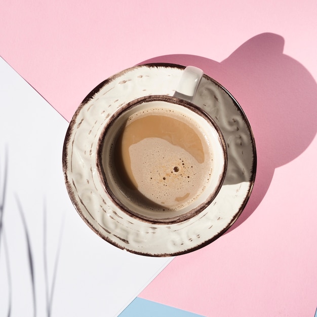 Vue de dessus tasse de café sur fond rose