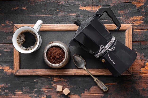 Vue de dessus tasse de café frais sur la table