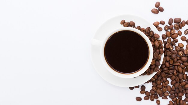 Vue de dessus tasse de café avec grain