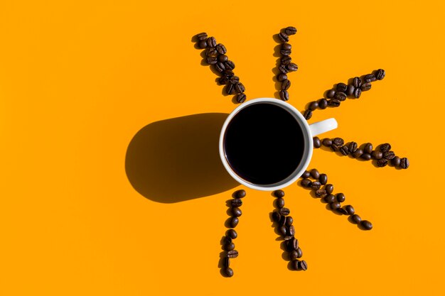 Vue de dessus tasse de café avec des grains