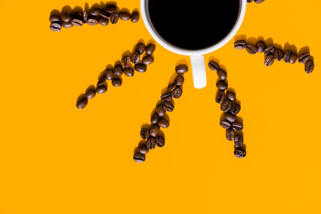 Vue de dessus tasse de café avec des grains