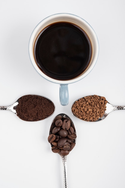 Vue de dessus tasse de café avec des haricots grillés