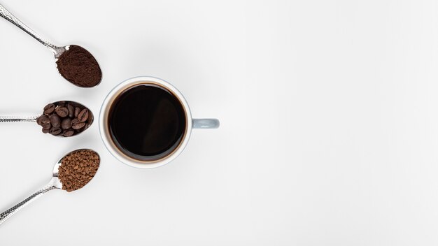 Vue de dessus tasse de café avec des haricots grillés