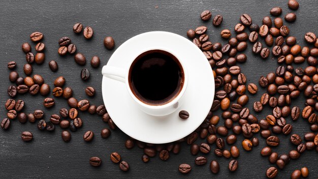 Vue de dessus tasse de café avec des haricots