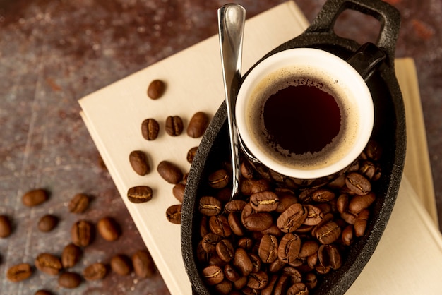 Photo gratuite vue de dessus tasse de café sur des livres