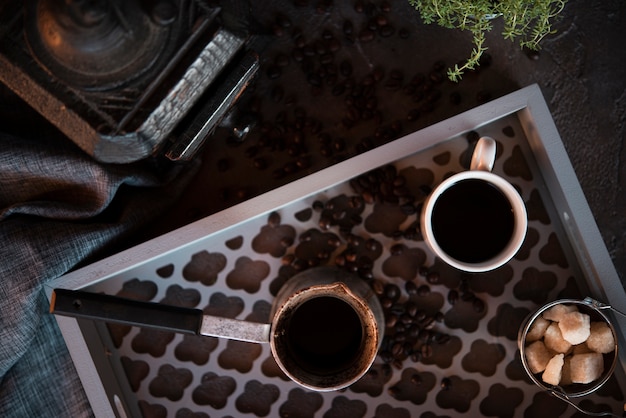 Vue de dessus tasse de café avec des morceaux de sucre