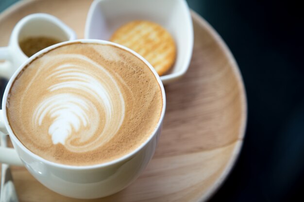 Vue de dessus tasse de café avec de la mousse