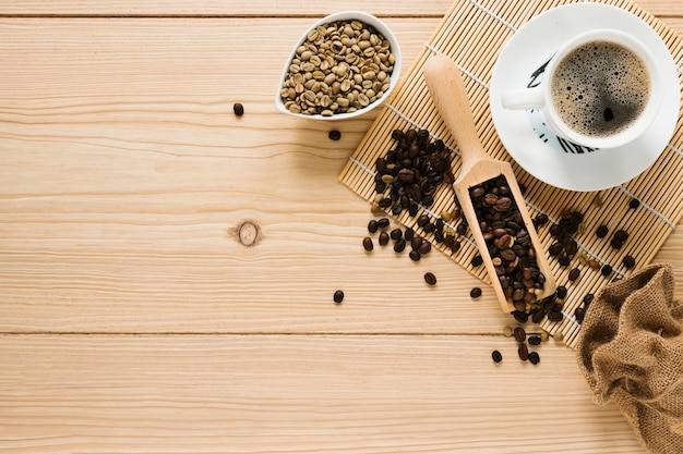 Photo gratuite vue de dessus de la tasse à café et de la pelle