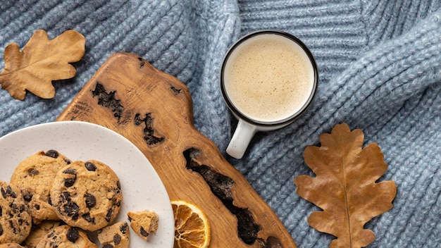 Vue de dessus de la tasse de café avec pull et feuilles d'automne