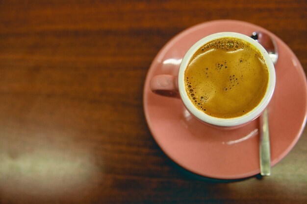 Vue de dessus d'une tasse de café sur la table