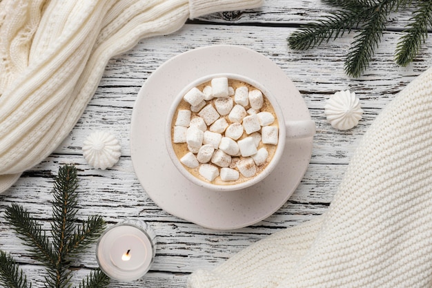 Vue de dessus de la tasse de chocolat chaud avec des guimauves et pull