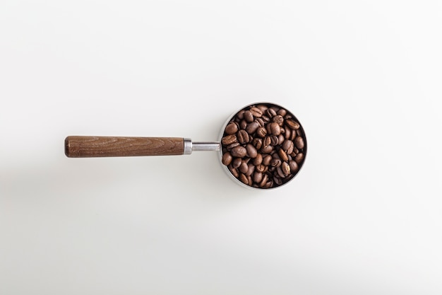 Vue de dessus de la tasse avec des grains de café torréfiés
