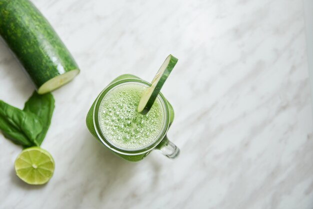 Vue de dessus d'une tasse de pot de smoothie au concombre frais