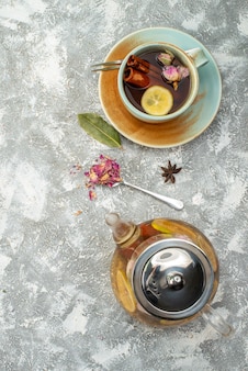 Vue de dessus tasse de thé au citron sur fond clair petit déjeuner cérémonie des fleurs matin fruits nourriture couleur