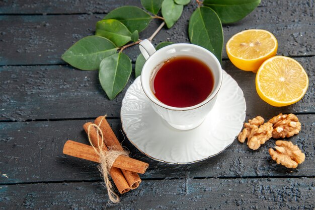 Vue de dessus tasse de thé au citron sur table sombre, sucre de tarte biscuit sucré