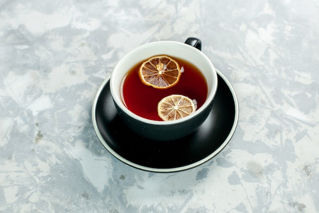 Vue de dessus tasse de thé au citron sur le thé de mur blanc boire des fleurs de citron