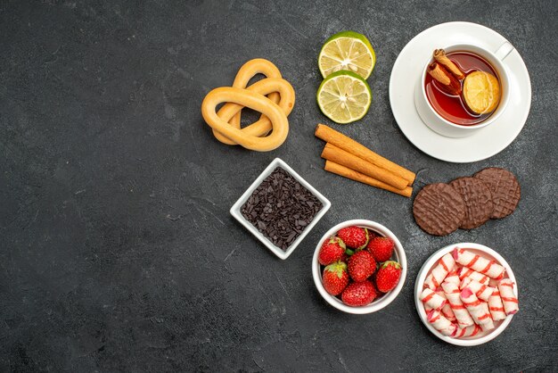 Vue de dessus tasse de thé avec des biscuits et des bonbons