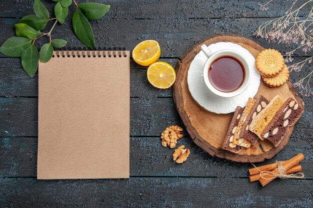 Vue de dessus tasse de thé avec des biscuits et des gâteaux, sucre de biscuit sucré