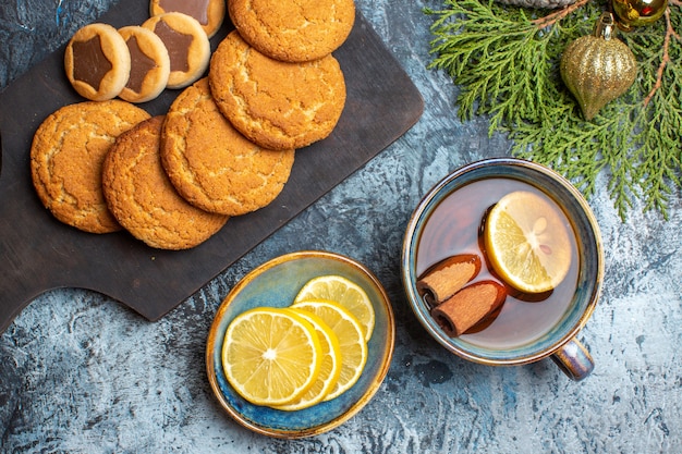 Vue de dessus tasse de thé avec des biscuits sucrés sur fond clair