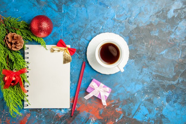 Vue de dessus tasse de thé avec bloc-notes