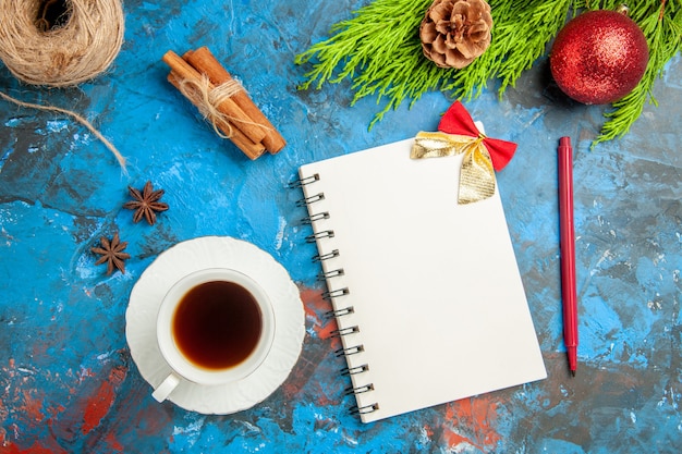 Vue de dessus tasse de thé avec bloc-notes