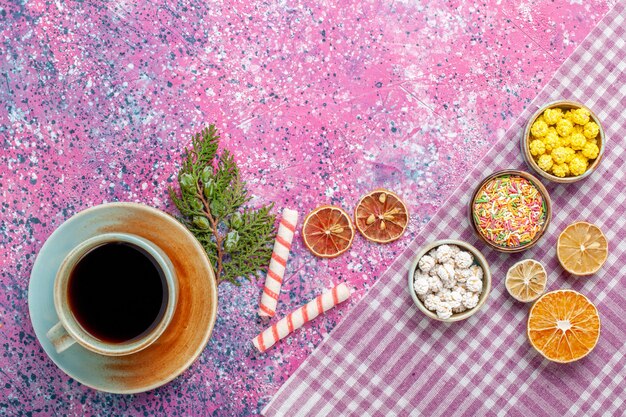 Vue de dessus tasse de thé avec des bonbons sur le bureau rose bonbon thé boire couleur de confiture de sucre sucré