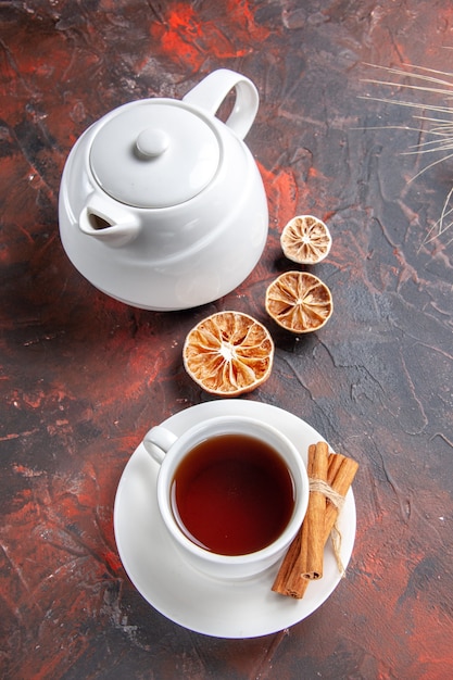 Vue de dessus tasse de thé avec bouilloire sur table sombre thé cérémonie couleur sombre