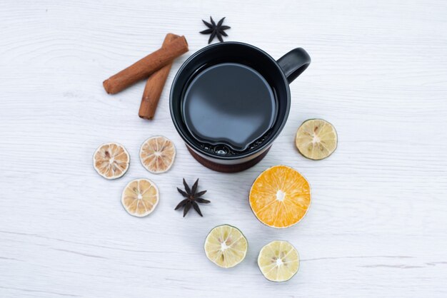 Vue de dessus tasse de thé à la cannelle et au citron sur blanc