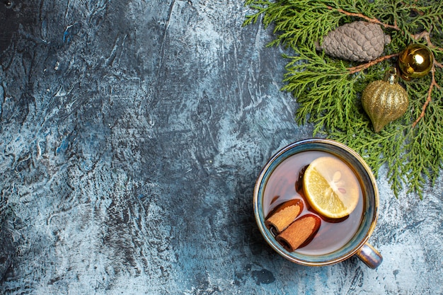 Vue de dessus tasse de thé à la cannelle et tranche de citron sur fond clair