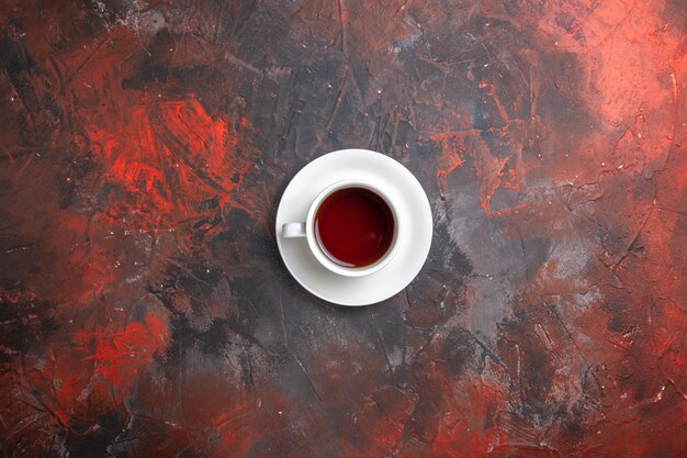 Vue de dessus tasse de thé sur la couleur de la table sombre cérémonie du thé foncé