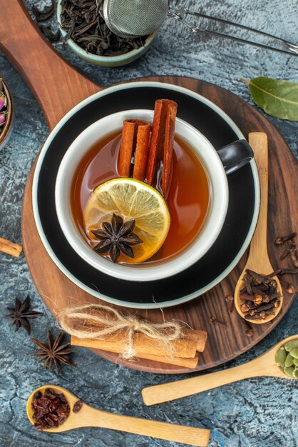 Vue de dessus tasse de thé avec du thé noir sur fond gris boire du thé fruits eau couleur petit déjeuner photo cérémonie