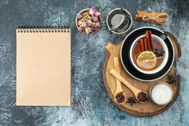 Vue de dessus tasse de thé avec du thé noir frais sur un fond clair boire du thé fruits eau petit déjeuner photo cérémonie couleur