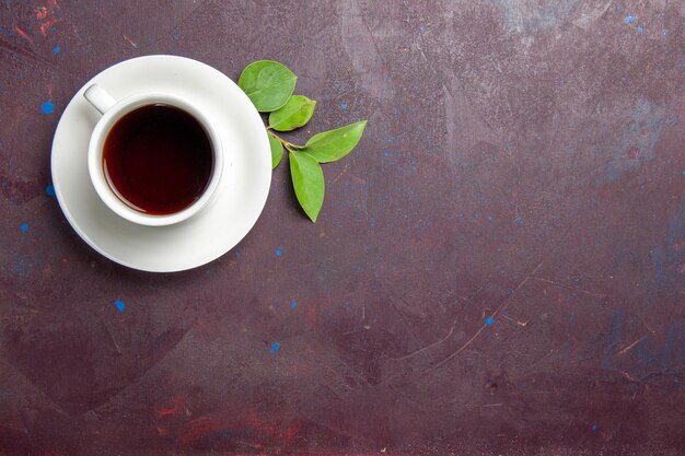 Vue de dessus tasse de thé sur l'espace sombre