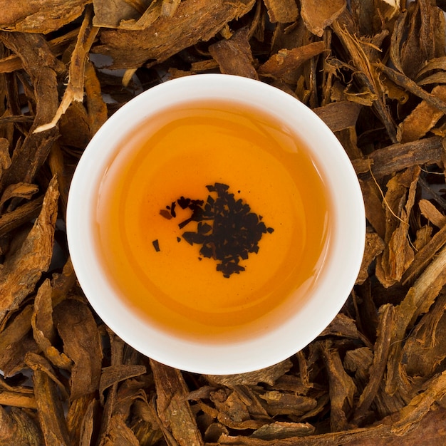 Photo gratuite vue de dessus tasse de thé sur feuilles sèches