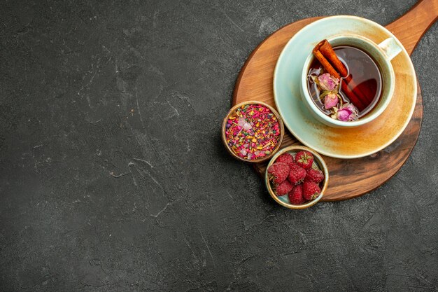 Vue de dessus tasse de thé avec des fleurs sur fond gris fleur de cérémonie de couleur de boisson de thé