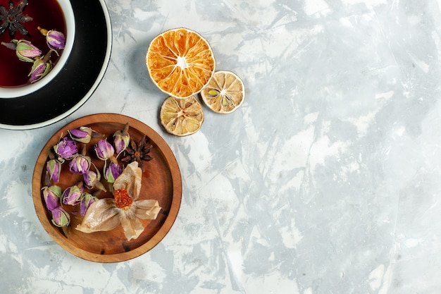 Vue de dessus tasse de thé avec des fleurs sur le thé de mur blanc boisson citron fleur