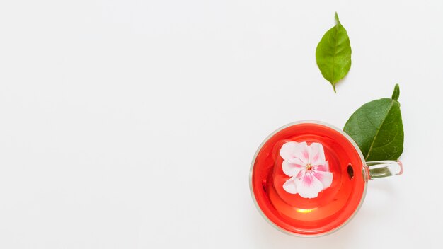 Vue de dessus tasse de thé avec des fleurs