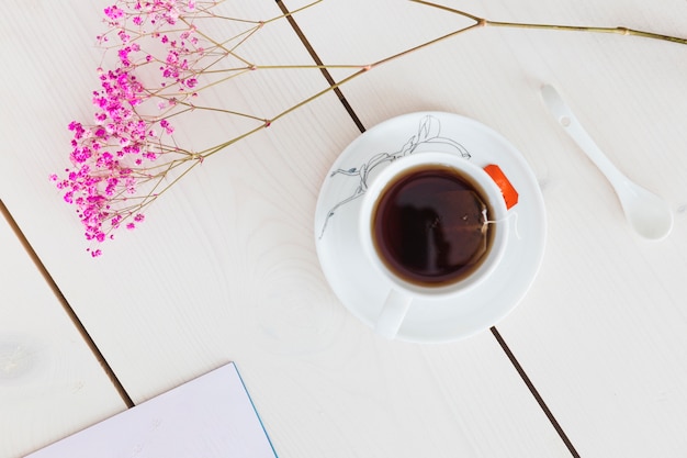 Photo gratuite vue de dessus tasse de thé avec des fleurs