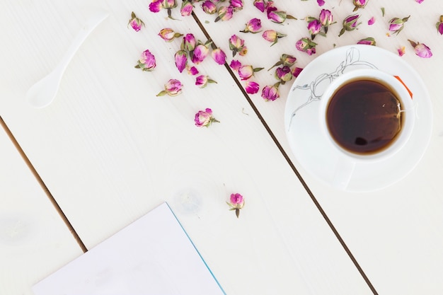 Vue de dessus tasse de thé avec des fleurs