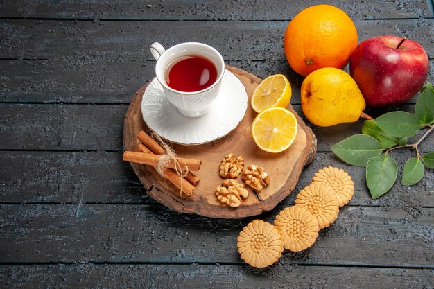 Vue de dessus tasse de thé avec des fruits et des biscuits