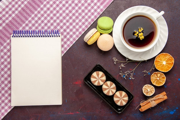 Vue de dessus tasse de thé à l'intérieur de la plaque et tasse sur fond sombre boisson thé couleur photo douce