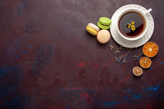 Vue de dessus tasse de thé à l'intérieur de la plaque et tasse sur fond sombre boisson thé couleur photo douce