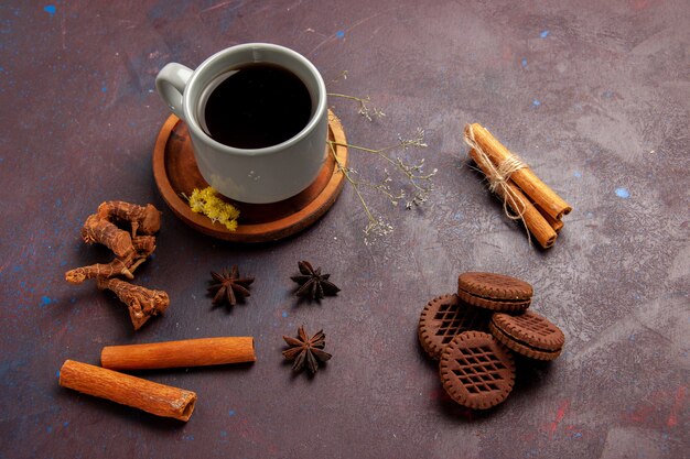 Vue de dessus tasse de thé à l'intérieur de la plaque et tasse sur la surface sombre boisson thé couleur photo douce