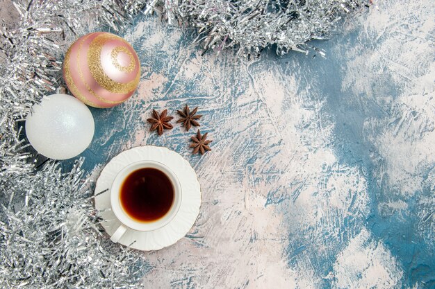 Vue de dessus tasse de thé avec des jouets