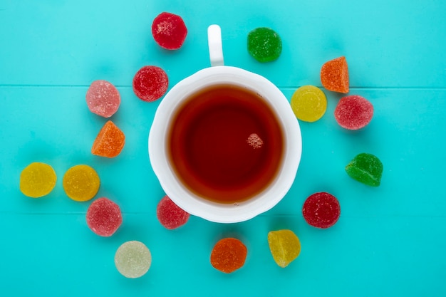 Vue de dessus de la tasse de thé et marmelades sur fond bleu