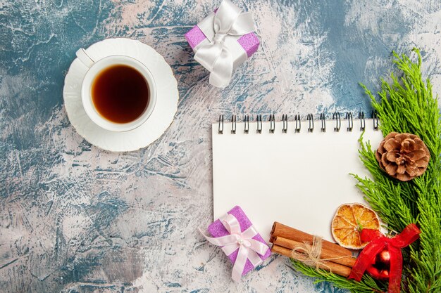 Vue de dessus tasse de thé avec petits cadeaux