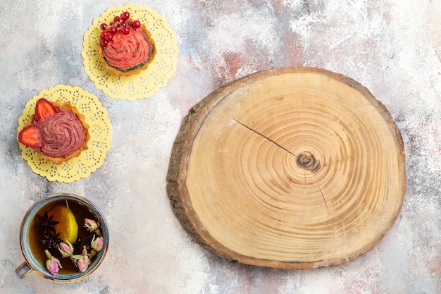 Photo gratuite vue de dessus tasse de thé avec petits gâteaux