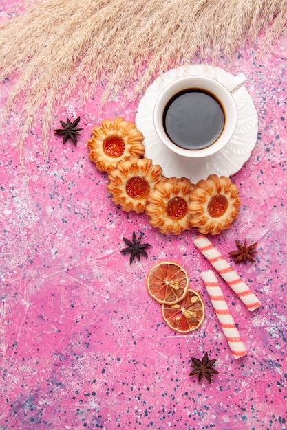 Vue de dessus tasse de thé avec de savoureux biscuits sur le bureau rose biscuit biscuit sucre sucré