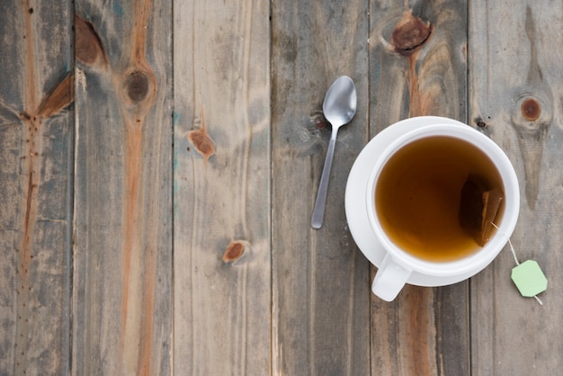 Photo gratuite vue de dessus tasse de thé sur une table en bois