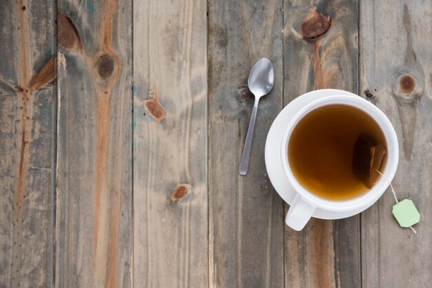 Vue de dessus tasse de thé sur une table en bois